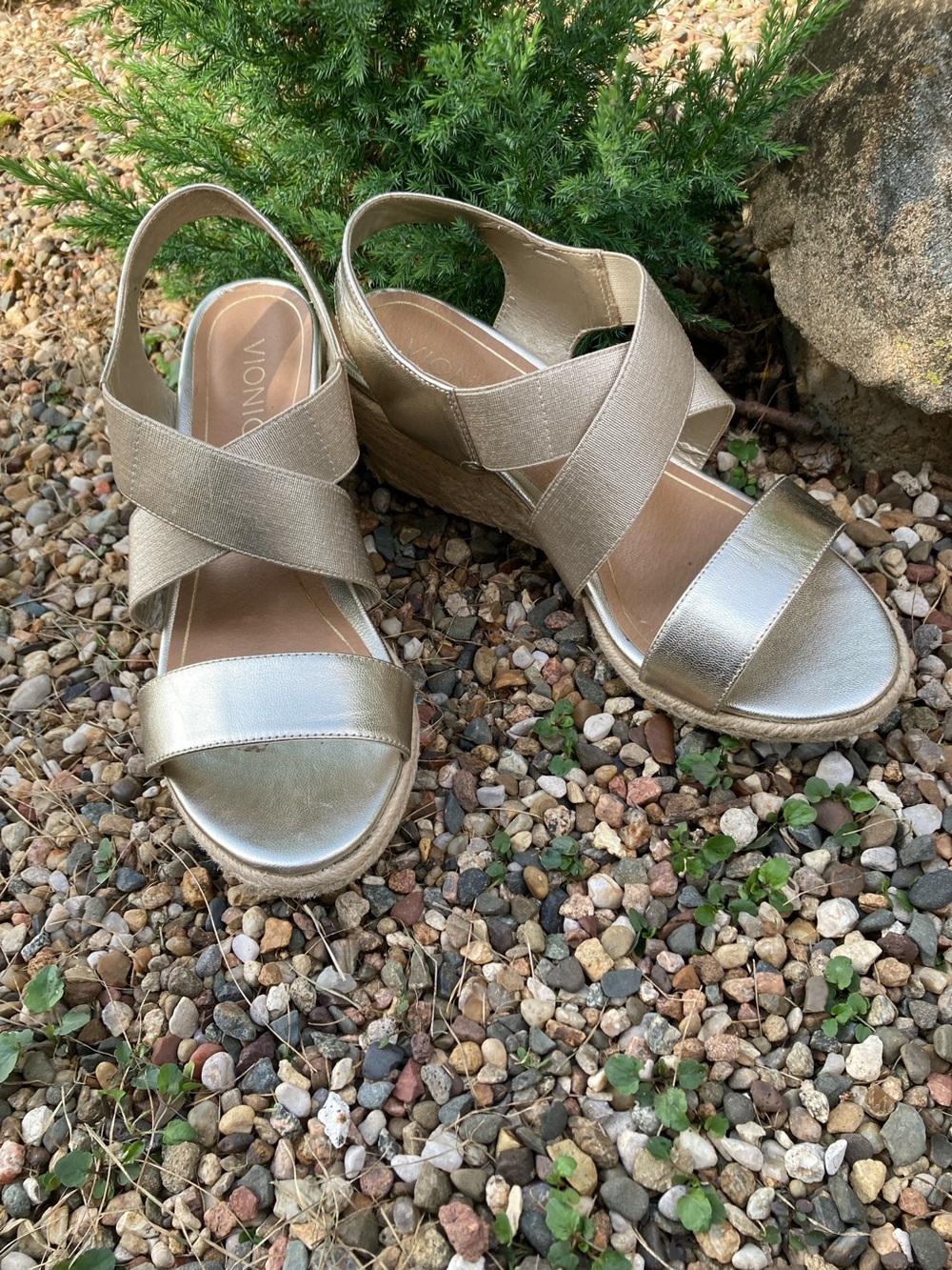Vionic Size 8.5 Tulum Ainsleigh metallic champagne gold espadrille wedge sandals